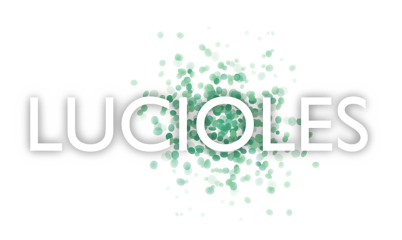 Sur un arrière plan blanc, le texte LUCIOLES en blanc avec une légère aura grise, affiché devant un nuage de globules verts plus ou moins transparents. Serait-ce un nuage de lucioles ?
